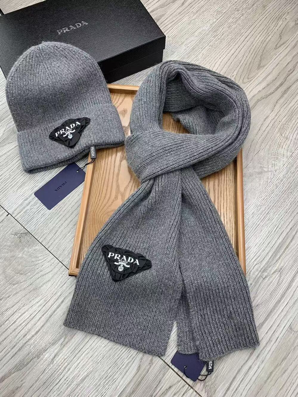 💕 Prada Women's Winter Hat & Scarf Set - Picture 3 of 6